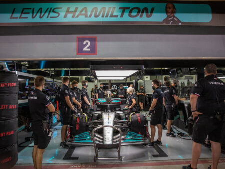Lewis Hamilton näkee isoja ongelmia edessä