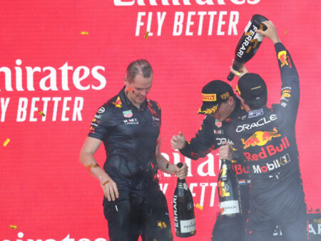 Red Bullit ovat startanneet karkumatkalle, mutta Lewis Hamiltonin selkä varasti shown