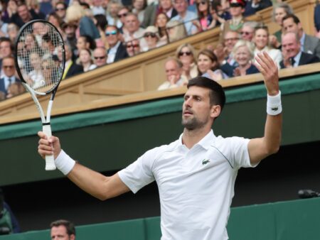 Djokovic kävelee Wimbledonin finaaliin, Nadalin vetäytymistä turha surkutella