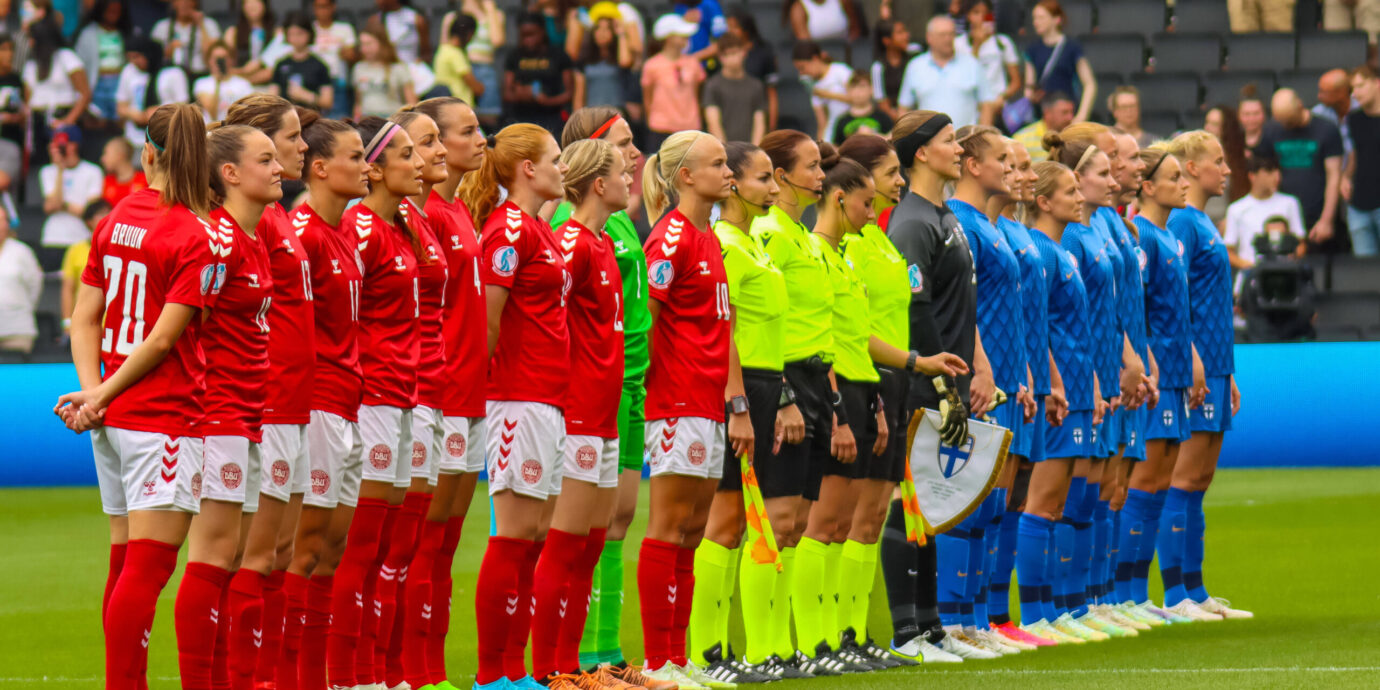 Ylen asiantuntijoiden sokerikuorrutus tekee suomalaiselle naisjalkapallolle pelkästään hallaa