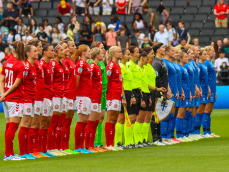 Ylen asiantuntijoiden sokerikuorrutus tekee suomalaiselle naisjalkapallolle pelkästään hallaa