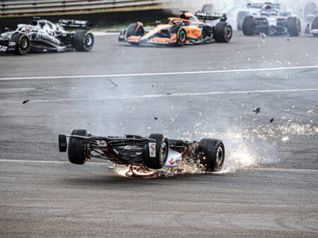 Järkyttävä kolari Silverstonen F1-kisan alussa