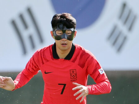 Etelä-Korean tähti pelikuntoinen maski päällä