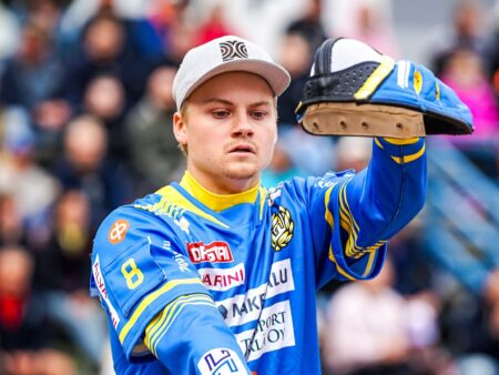 Alajärvi näkee sensaation ääriviivat, mutta tuntee myös niskassaan peikon katseen