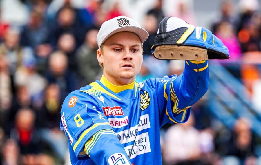Alajärvi näkee sensaation ääriviivat, mutta tuntee myös niskassaan peikon katseen