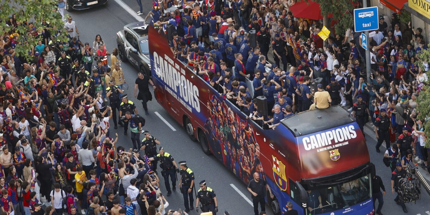 Barcelona juhlii mestaruutta 1,3 miljardin euron velat niskassaan, mutta pahin kaaos on takana