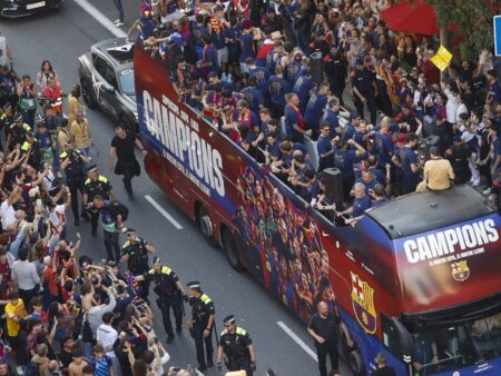 Barcelona juhlii mestaruutta 1,3 miljardin euron velat niskassaan, mutta pahin kaaos on takana