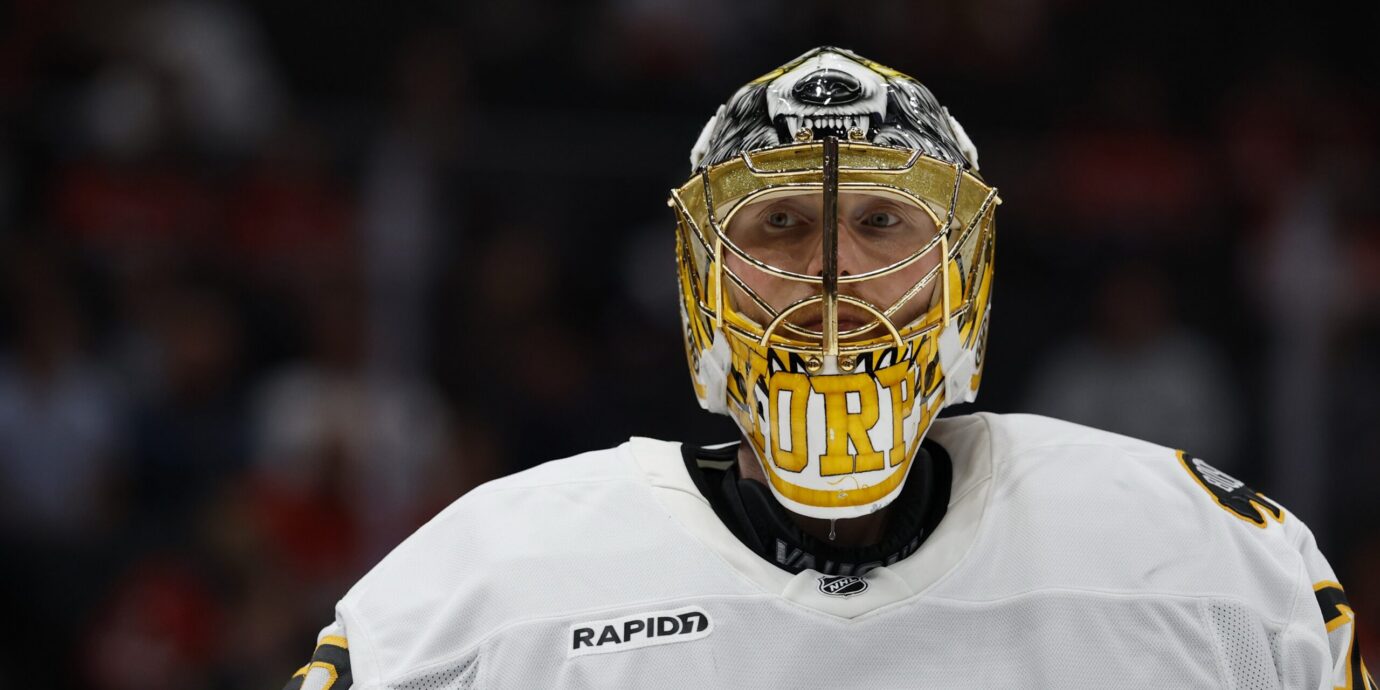 Joonas Korpisalo iloitsee saatuaan kaksi peräkkäistä ja hyvää starttia Bostonin maalilla