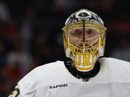 Joonas Korpisalo iloitsee saatuaan kaksi peräkkäistä ja hyvää starttia Bostonin maalilla