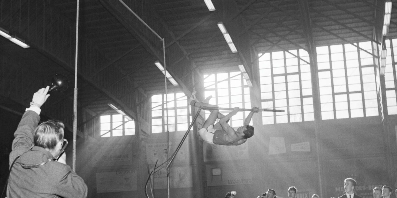 86-vuotiaana kuollut Pentti Nikula oli historiallisia ME-tuloksiaan suurempi seiväshyppääjä