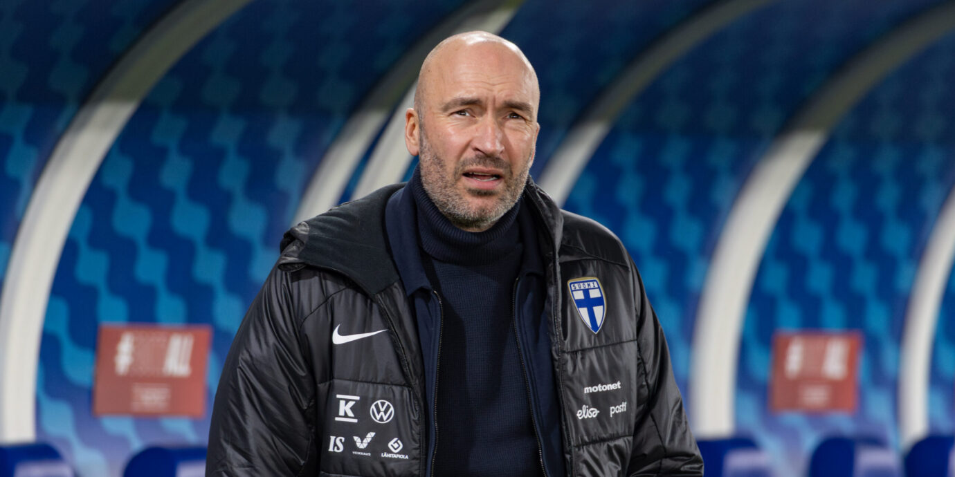 Huuhkajat lentää Jacob Friisin johdolla kohti seinää ja siksi peli pitää viheltää poikki saman tien