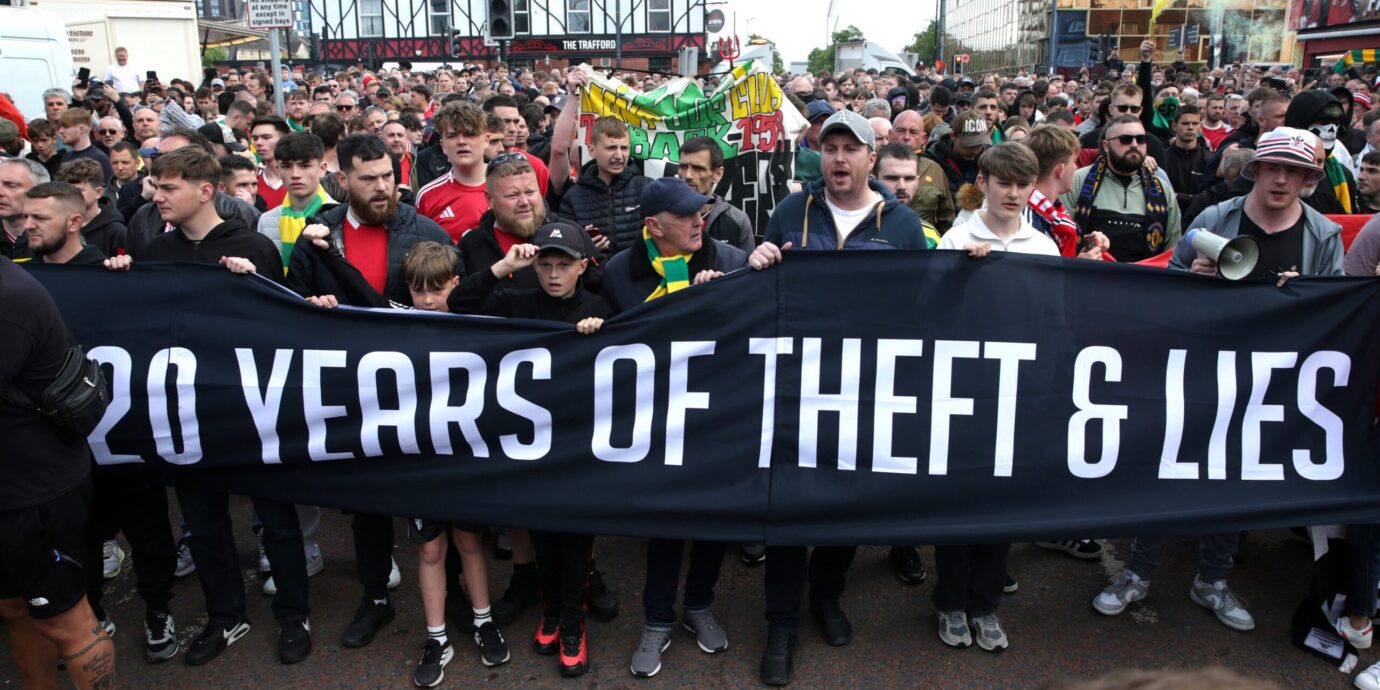 MM-kisojen lippuraivon takana on se, että varastimme jalkapallon sen alkuperäisiltä omistajilta