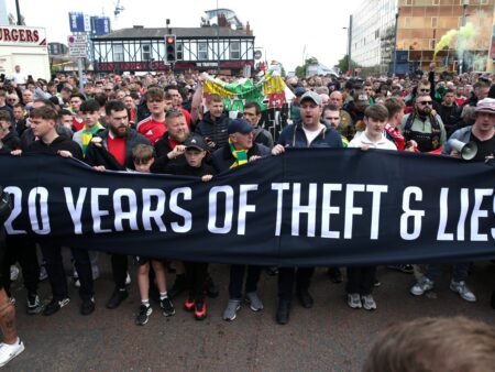 MM-kisojen lippuraivon takana on se, että varastimme jalkapallon sen alkuperäisiltä omistajilta