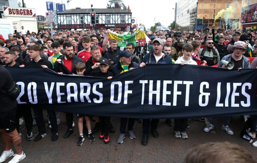 MM-kisojen lippuraivon takana on se, että varastimme jalkapallon sen alkuperäisiltä omistajilta