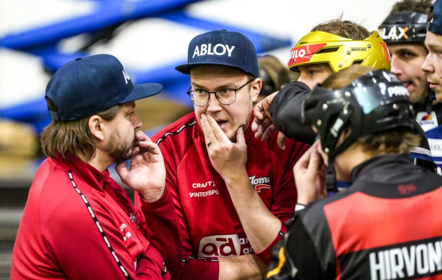 Pesäpallossa pitäisi maksaa pelinjohtajalle enemmän kuin yhdellekään pelaajalle