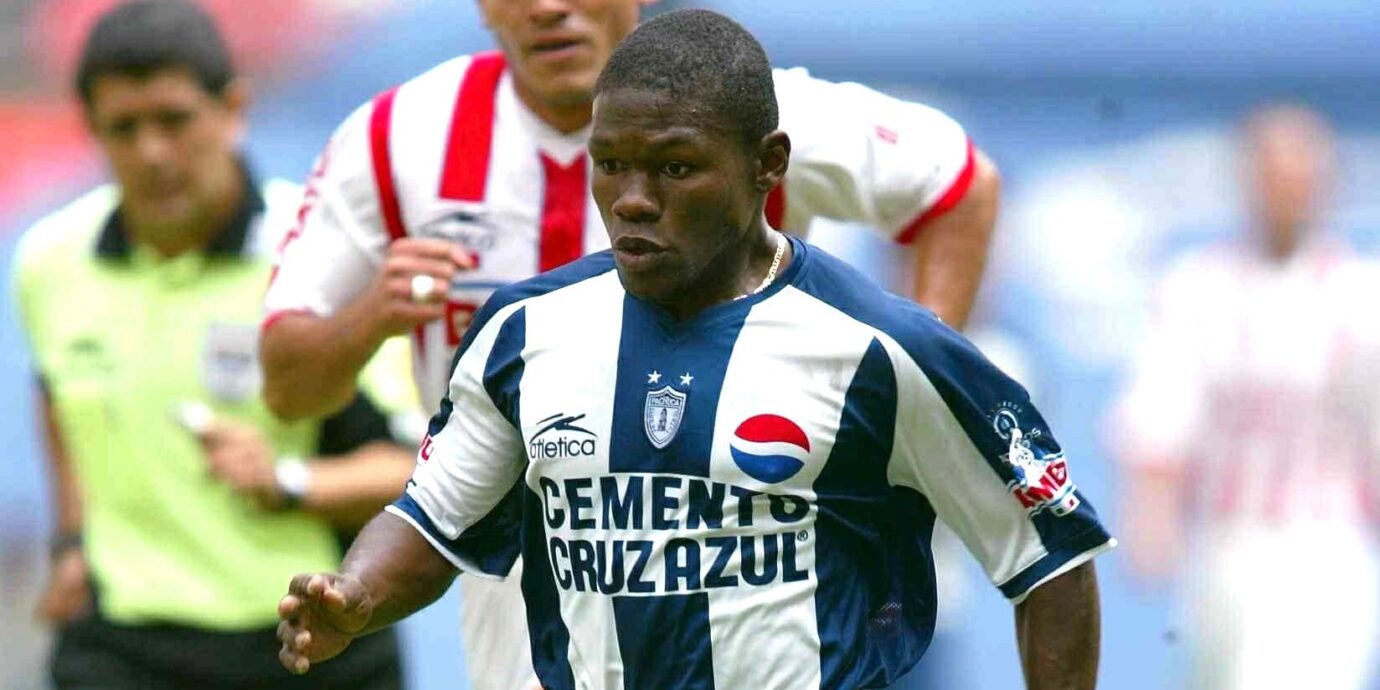 Valioliigan suurimmassa siirtofarssissa totuus on muuttunut lennossa, mutta sen valo on ikuista