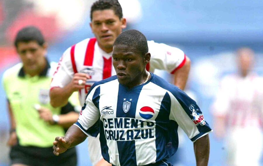 Valioliigan suurimmassa siirtofarssissa totuus on muuttunut lennossa, mutta sen valo on ikuista