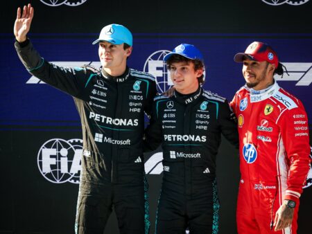 Kimi Antonelli juhli Kiinassa uusien sääntöjen iskiessä myrskyn lailla lähtöruutuun