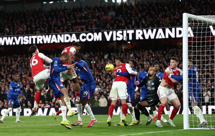 Kulmapotkuista on tullut jalkapallossa vastenmielistä painimista, johon on pakko puuttua