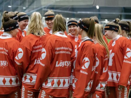 Punainen puhuu naisten TalviSuperin lopputurnauksessa, mutta kesä on eri asia Punainen puhuu naisten TalviSuperin lopputurnauksessa, mutta kesä on eri asia