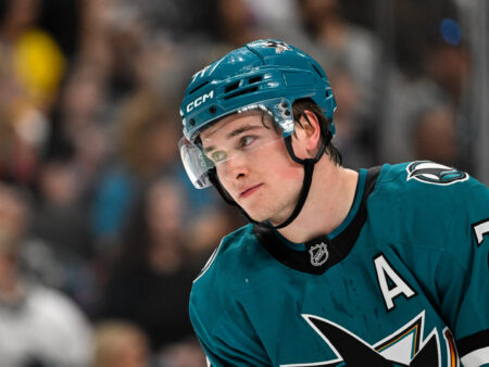 NHL:n kohutuin ihmepoika pisti Joe Thorntonin ennätyksen uusiksi ja sai niskaansa vesisuihkuun