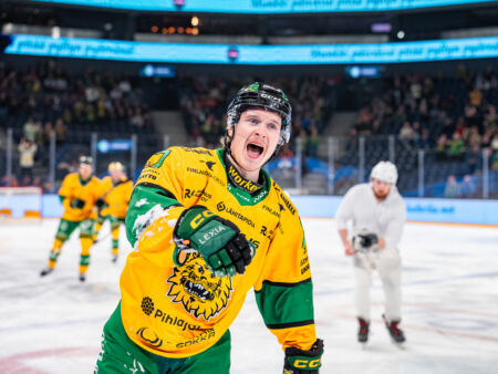 Ilves otti henkeäsalpaavan taktisen niskalenkin Rikard Grönborgista ja sen pituinen se