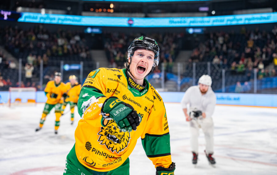 Ilves otti henkeäsalpaavan taktisen niskalenkin Rikard Grönborgista ja sen pituinen se