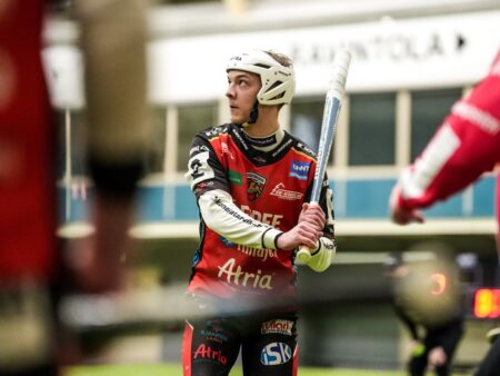 Koskenkorva taiteilee jyrkän kuilun reunalla, mutta sillä on sauma myös pelastua