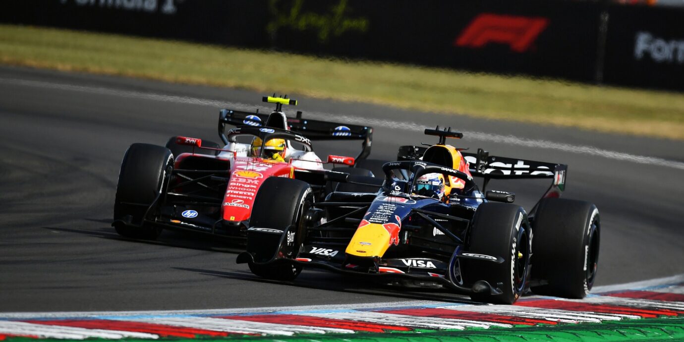 Ferrarilla virtaa Silverstonen illassa kuohujuoma, mutta Red Bullilla kipinöi rankasti