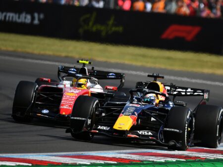 Ferrarilla virtaa Silverstonen illassa kuohujuoma, mutta Red Bullilla kipinöi rankasti