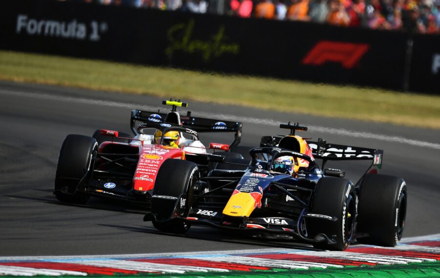 Ferrarilla virtaa Silverstonen illassa kuohujuoma, mutta Red Bullilla kipinöi rankasti