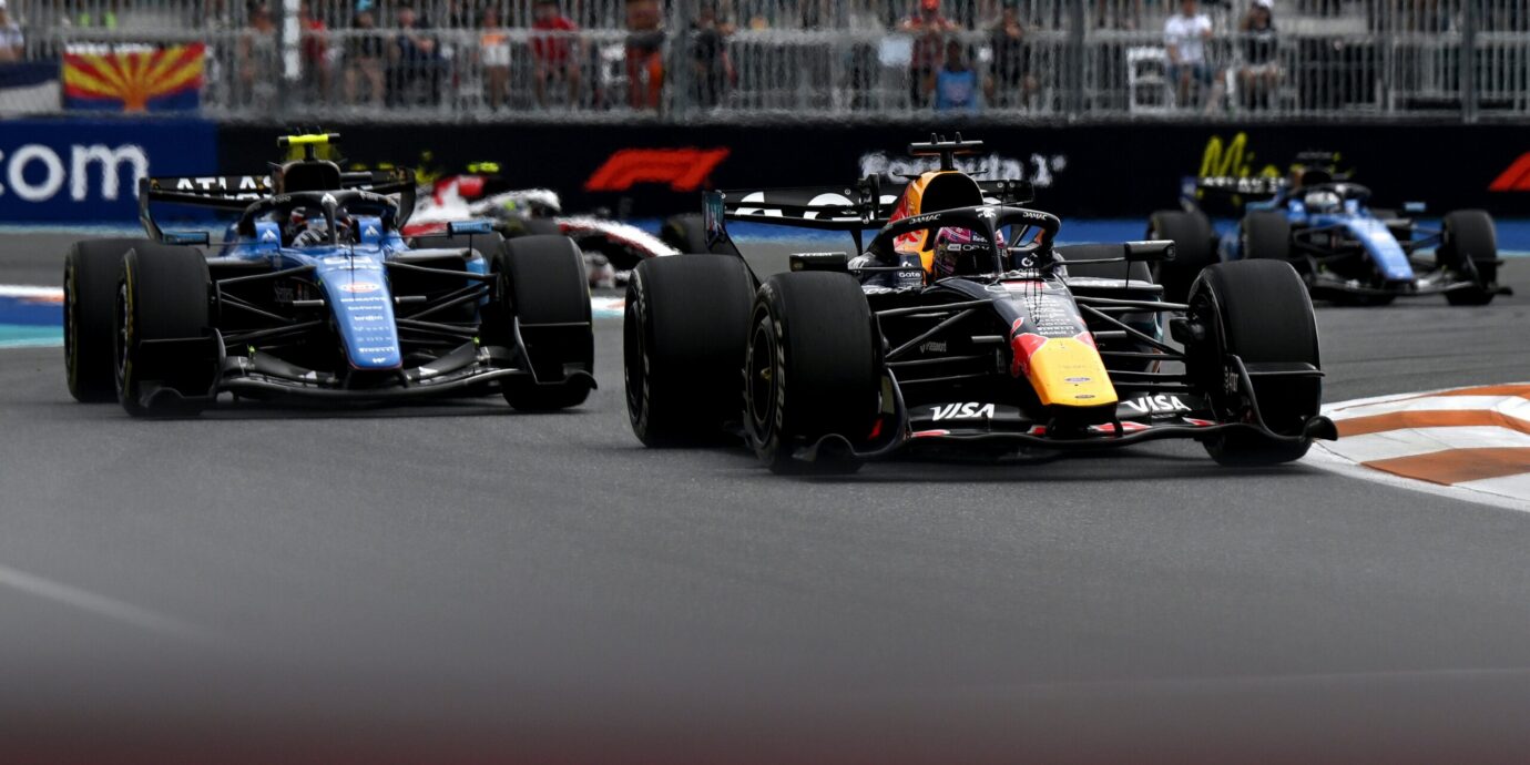 Valtteri Bottaksen tallipaikan vieneen Karloksen auto on hyytynyt, mutta Karlos ei