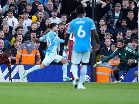 Manchester City selvisi ensimmäisestä tulikokeesta – peli palasi, mutta haju pysyy