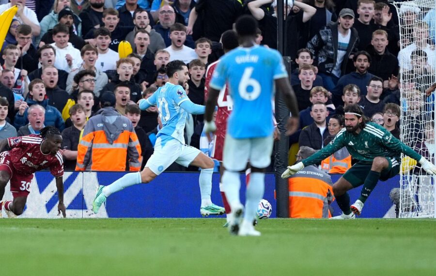 Manchester City selvisi ensimmäisestä tulikokeesta – peli palasi, mutta haju pysyy